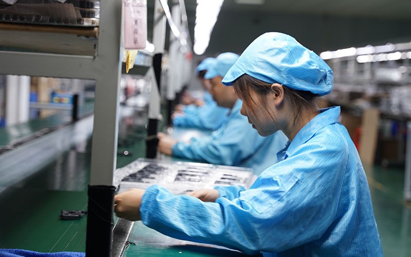 海鹏辉引进万级3喷3烤全自动喷涂线，表面处理能力再升级